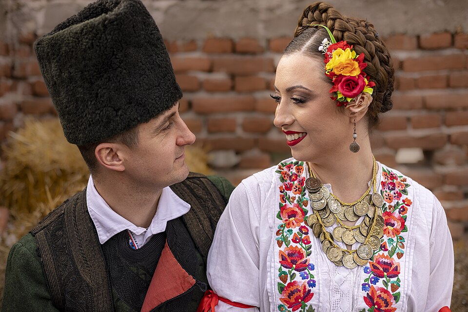 Фотографија Поглед заљубљених аутора Ивана Цаковића приказује млади пар у традиционалној народној ношњи. Рад је награђен деветим местом на фото-конкурсу Вики воли традицију 2026. Србија и представља пример савременог фотографског бележења традиционалне културе и народне баштине.