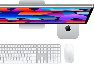 „Mac mini“ po „Studio Display“, „Magic Keyboard“ su skaičių klaviatūra, „Magic Mouse“
