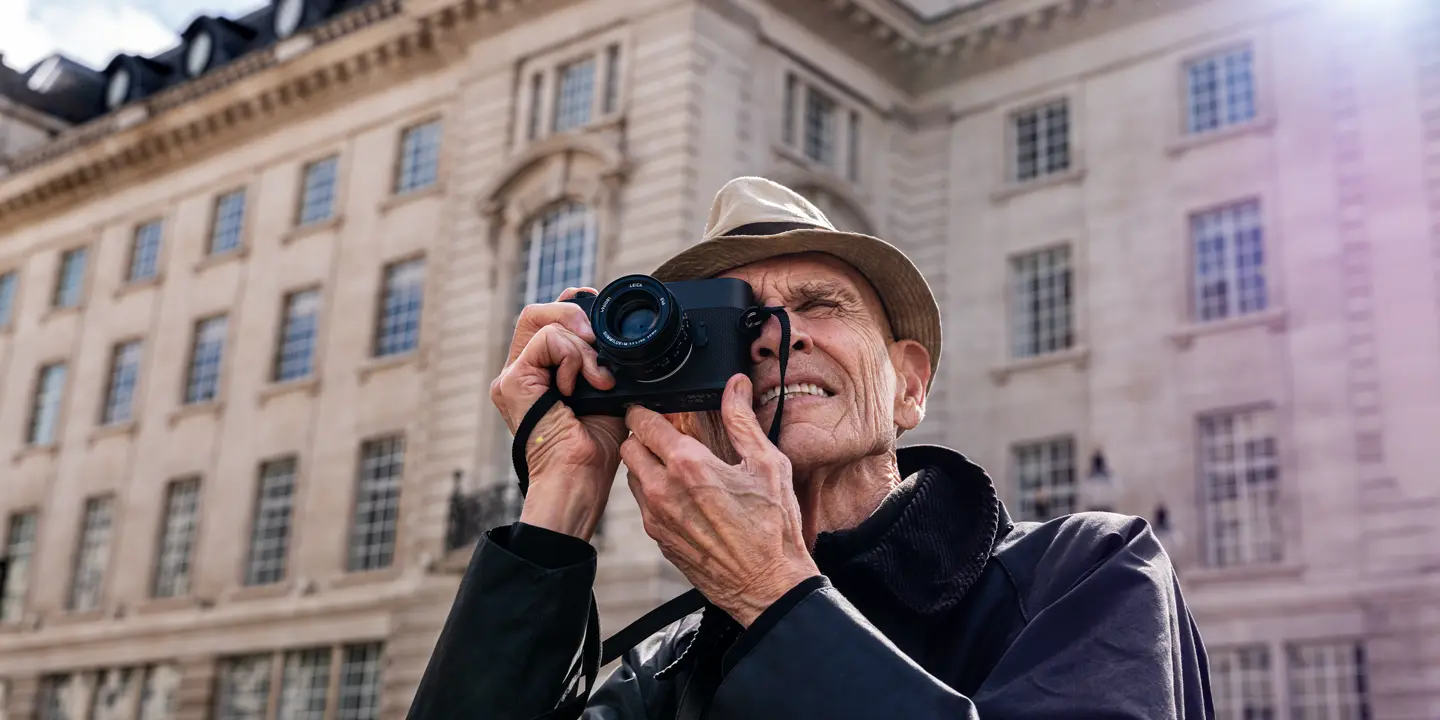 Joel Meyerowitz photographing with the Leica M EV1